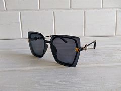 Стильные женские солнцезащитные очки Chanel в черной оправе