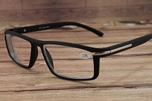 Стильные очки для зрения в классической черной оправе