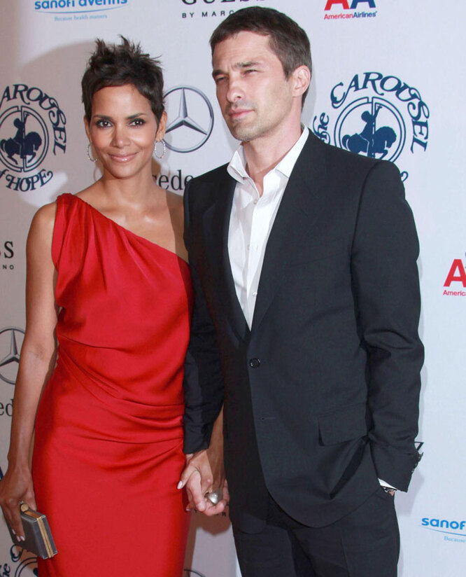 «Охота на ведьм»: Холли Берри проиграла суд бывшему мужу по делу об опеке над 13-летним сыном «Охота на ведьм»: Холли Берри проиграла суд бывшему мужу по делу об опеке над 13-летним сыном